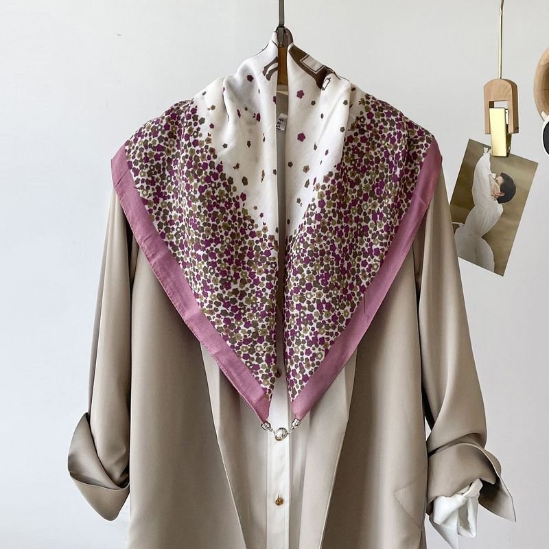 Women Simple Geometric Tiny Flower Print Scarf With Magnetic Buckle