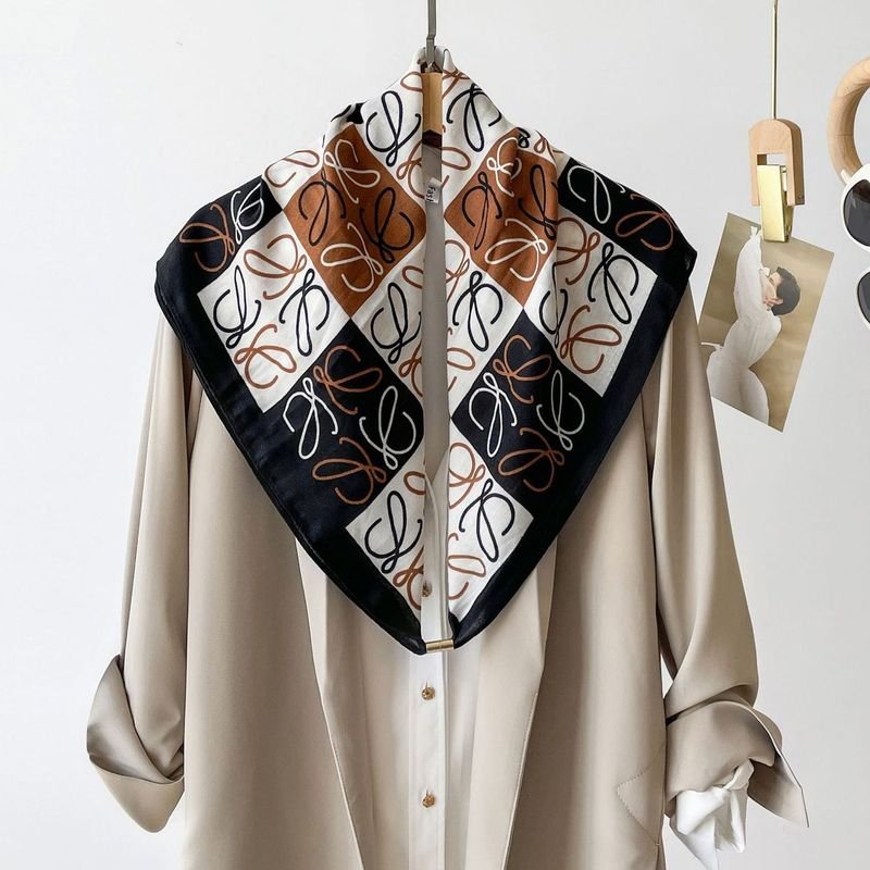 Women Simple Geometric Tiny Flower Print Scarf With Magnetic Buckle