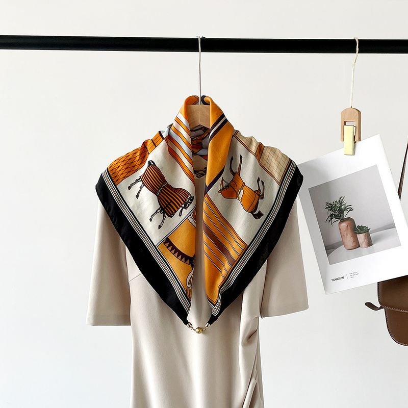 Women Simple Geometric Tiny Flower Print Scarf With Magnetic Buckle
