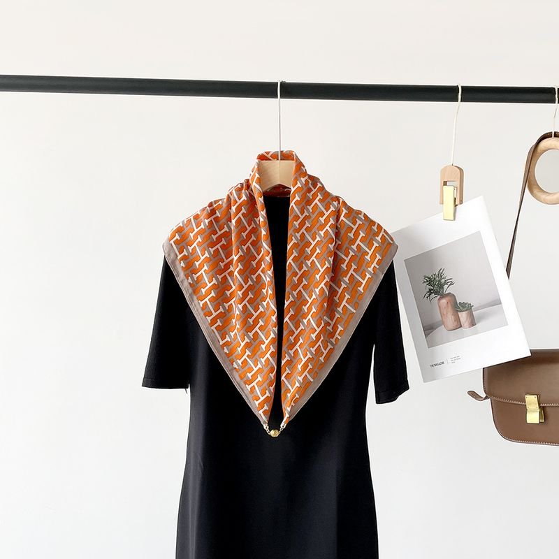 Women Simple Geometric Tiny Flower Print Scarf With Magnetic Buckle