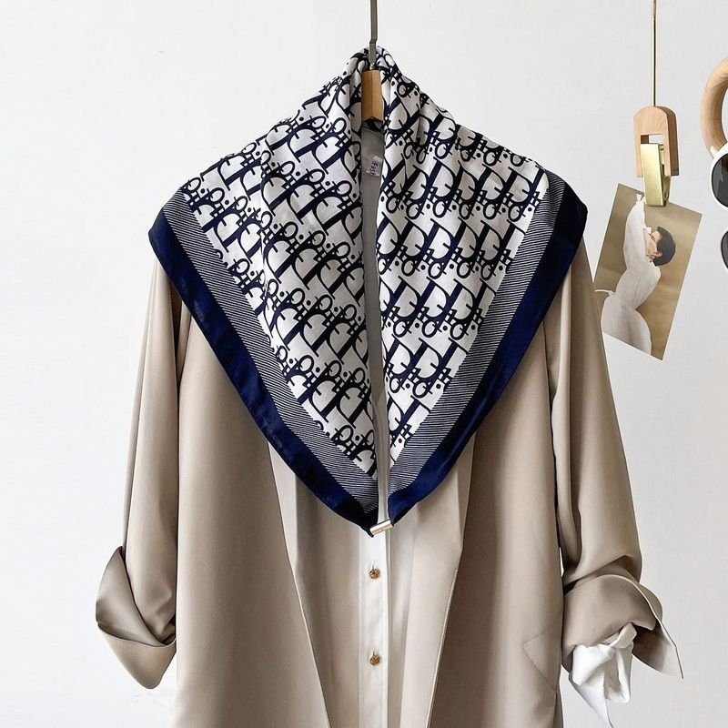 Women Simple Geometric Tiny Flower Print Scarf With Magnetic Buckle
